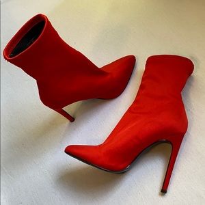 (6 W) Steve Madden red sock boot heels!